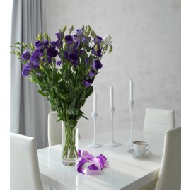 Ваза с фиолетовой эустомой