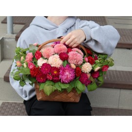 Стильная корзина с астрами