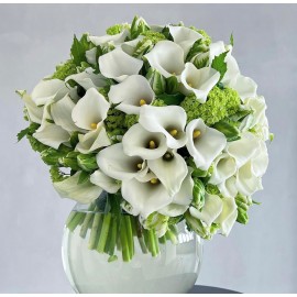 Бело-зеленое облако из калл и тюльпанов