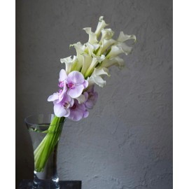 Каскад из калл и орхидей 