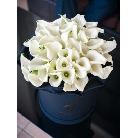 35 белых калл в шляпной коробке