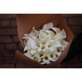 29 белых калл в крафте 