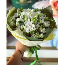 Охапка белых фрезий