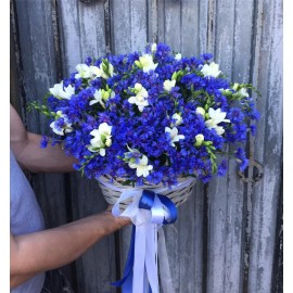 Летняя корзина с любимыми цветами