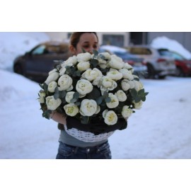 Корзина из 51 белого пиона