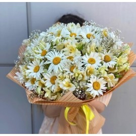 Микс из ромашек и альстрамерии 