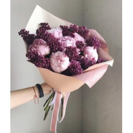 Букет из сирени и пионов